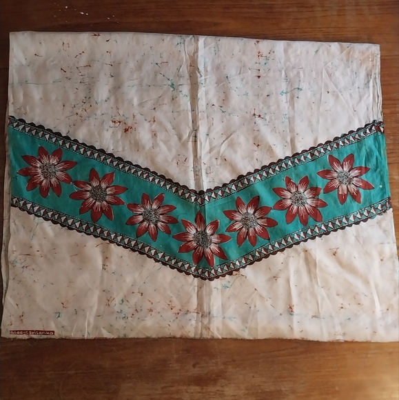 Rare Silk Tablecloth Runner Red Green Sri Lanka Poinsettia 54"×70" Handmade Art - Picture 9 of 10